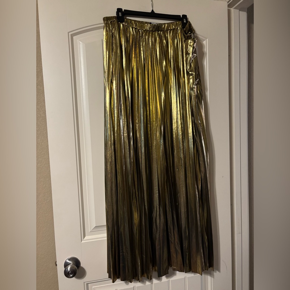 Dressed in Lala Metallic Pleated Midi Skirt in 24 Karat
Gold - Picture 8 of 12